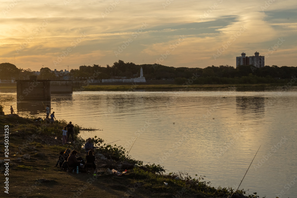 Naklejka premium Paraná river with people fishing on its shore