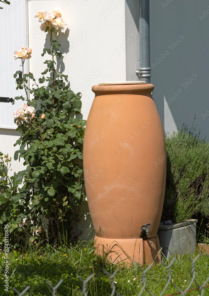 Obraz premium Récupérateur d'eau dans un jardin