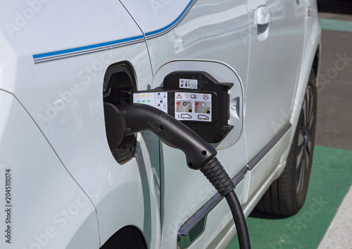 Foto Véhicule électrique en recharge à une borne