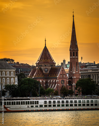Tableau sur toile Neo gothic Protestant church in Budapest by the Danube at sunset