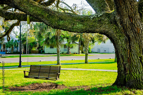 Foto Wooden swing at Depot Park in Bay Saint Louis Mississippi