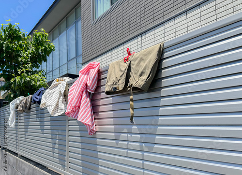 庭のフェンスにかけて干す洗濯物