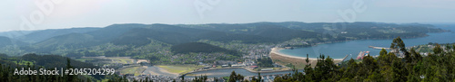 Foto Panoramic view of Viveiro town, estuary, and beach from the San Roque viewpoint (Mirador de San Roque) in Galicia, Spain