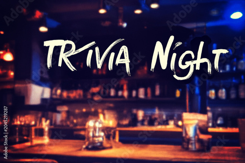 バーの店内を背景にTRIVIA NIGHTと書かれた手書き文字