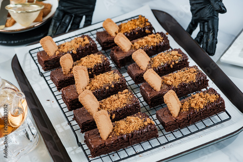 Foto A decadent chocolate brownie sits on a white plate, accompanied by a steaming cup of English tea