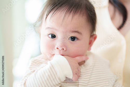 Tablou pe pânză 指しゃぶりをする赤ちゃん