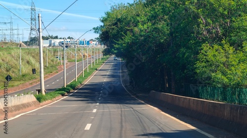 Uma avenida da cidade de Paulínia, interior do Estado de São Paulo, Brasil.