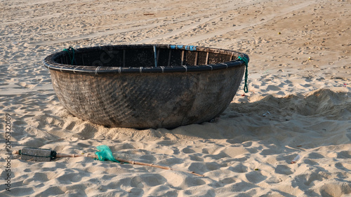 Foto Old Vietnamese Basket Boat Resting Ashore