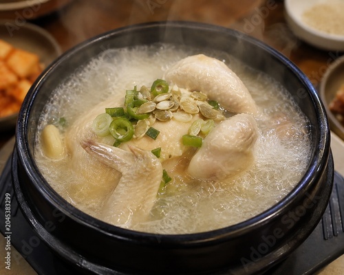 김이 나는 삼계탕 뚝배기 음식 사진
