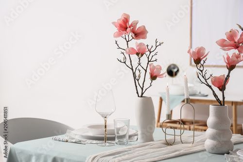 Vases with artificial magno...