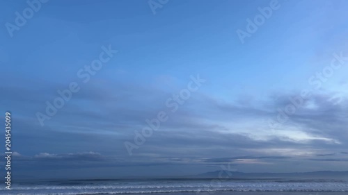 夕暮れ前の青空と柔らかな雲と海の波が織りなす湘南の海