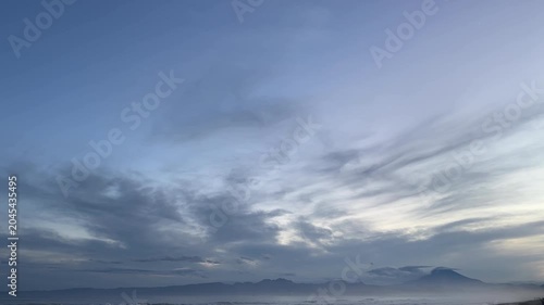 富士山と伊豆半島を望む夕方の湘南の海岸線
