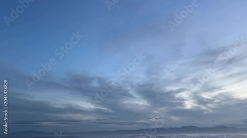 伊豆半島の山並みと薄雲が流れる夕暮れの海岸