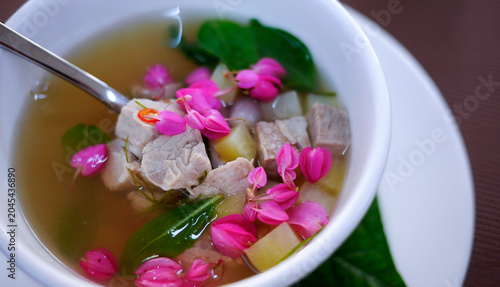 Foto Chef Table menu, Thai Clear Soup with Pork Cubes and Edible Pink Mexican Creeper