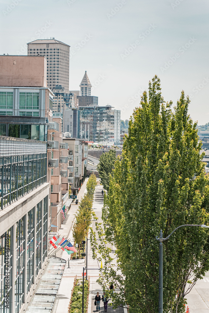 Obraz premium Seattle New Waterfront with Aquarium, Pike Place, and Park. View of the Puget Sound from the viewpoint on the waterfront park.