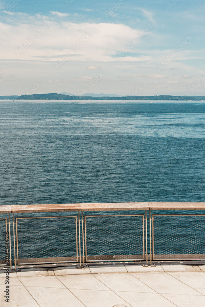 Obraz premium Seattle New Waterfront with Aquarium, Pike Place, and Park. View of the Puget Sound from the viewpoint on the waterfront park.