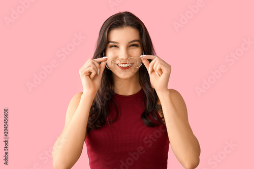 Happy smiling young woman p...