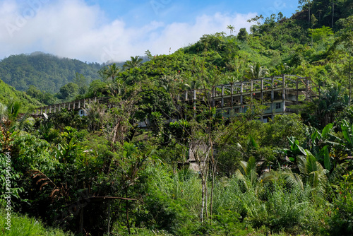 Foto Abandoned apartment block consumed by rainforest jungle inside Panguna mine town