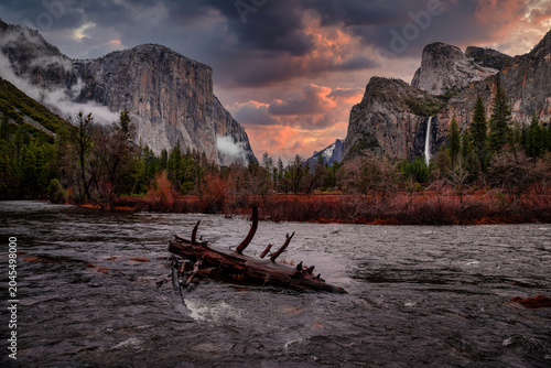 Fotografi Last Light of the Winter Sunset in Yosemite Valley, Yosemite National Park, Cali
