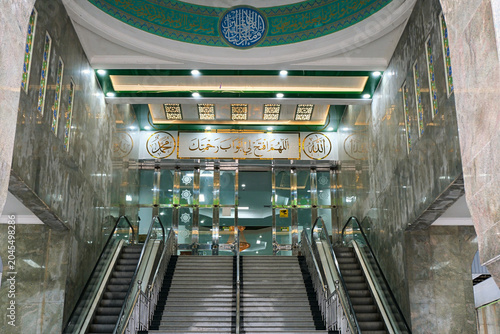 Φωτογραφία Decorative entryway with glass doors and a grand staircase leading into An-Nur Mosque