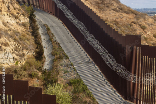 Fotografía Vertical view looking down at the international boarder wall from Tijuana Mexico