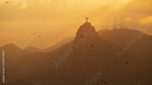 Tableau sur toile Awe inspiring golden sunset over Christ Redeemer statue and mountains in Rio de