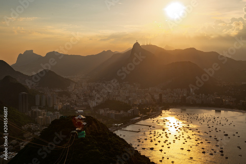 Cuadro en lienzo Serene sunset over Guanabara Bay and majestic mountain cityscape of Rio de Janei