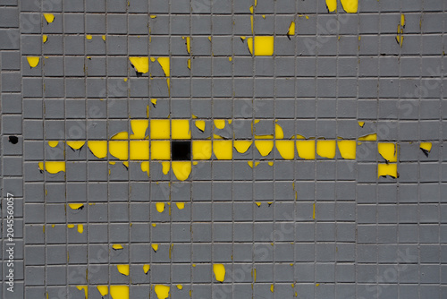 Tablou pe pânză Carrelage émaillé jaune peint en gris avec peinture qui se décolle