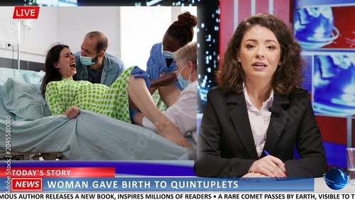 Schilderij op canvas Newscaster doing reportage of new mother giving birth to five children, discussing about child delivery pain