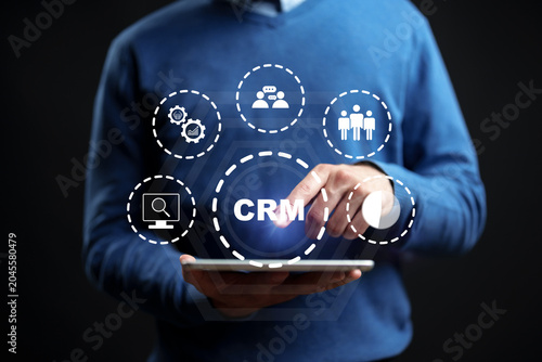 Foto Using technology for CRM tasks with a digital tablet in a dark setting