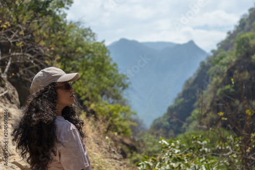 Fotografía Photo of a female tourist enjoying the experience of nature tourism, hiking in t