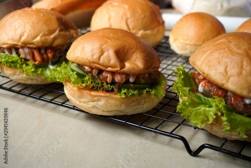 Tableau sur toile hamburger on a cooling rack