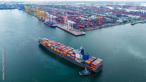 Foto cargo container ship maneuvering near a busy commercial port terminal loaded with freight boxes