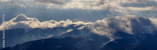 Foto 冬山、雲の合間に現れる空