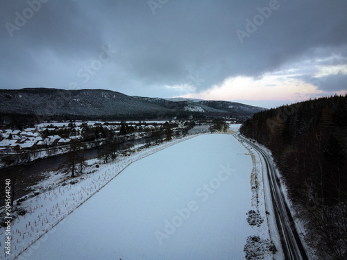 Fotografía Dee river aerial view in Ballater by winter, Scotland