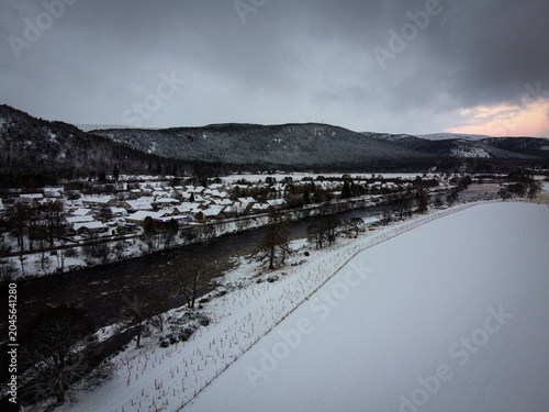 Fotografía Dee river aerial view in Ballater by winter, Scotland