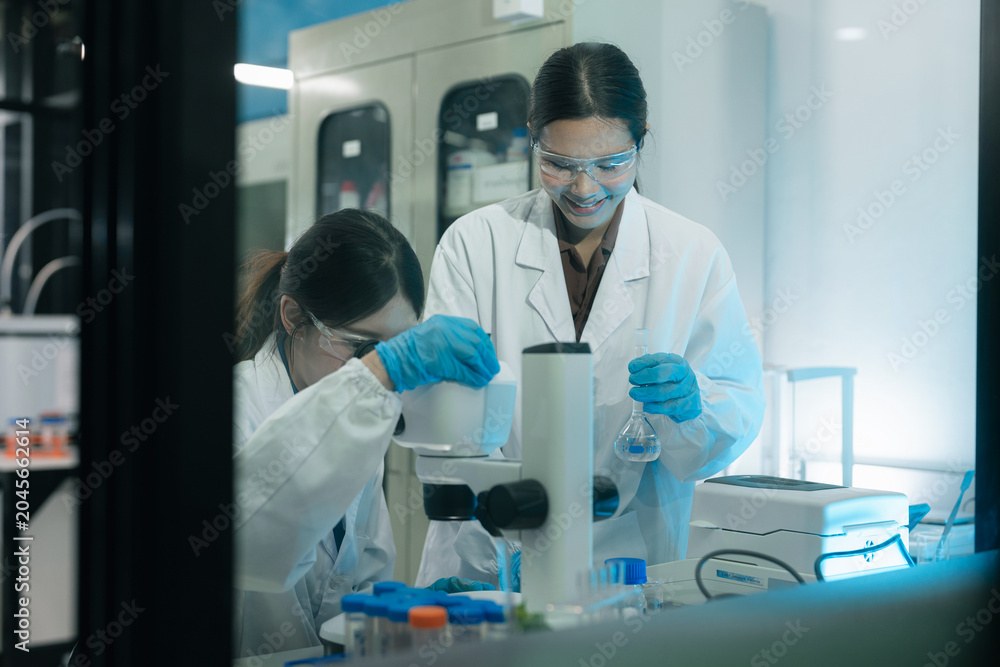 Naklejka premium Agricultural biotechnology experiment by female scientists for medicine discovery.