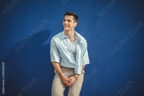 Quadro su tela Young confident man posing in modern casual summer fashion