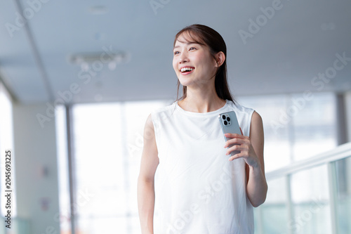 Konstfotografi スポーツジムでスマホを持ちジョギングする女性　　撮影協力：スポーツクラブ&サウナスパ ルネサンス 幕張24