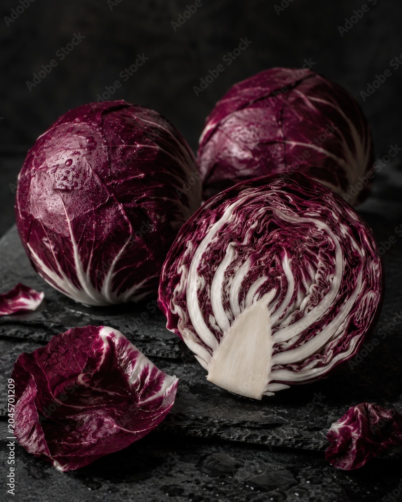 Fototapeta premium Radicchio rouge en nature morte dramatique sur fond sombre