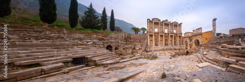 Foto With a history stretching back to 7000 BC, Ephesus played a significant role in science, culture, and art, making it one of the most important metropolises of the ancient world