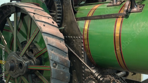 Quadro su tela Close Up Detail of a Vintage Green Steam Traction Engine