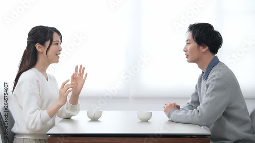 部屋で会話する男女カップル