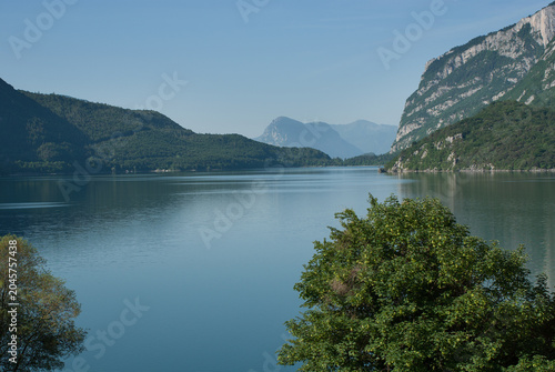 lago di montagna in primavera