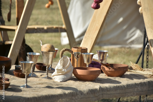 Fotografía Medieval feast table setting at a renaissance fair with silver cups, wooden mug
