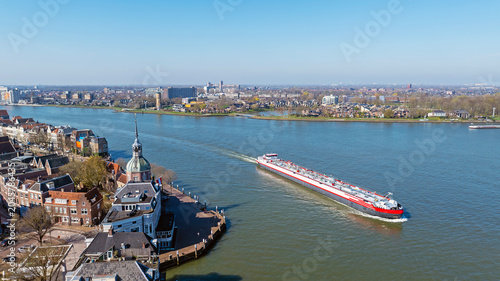 Foto Commercial shipping traffic at the drie rivieren confluence near Dordrecht the N