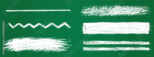Foto Collection of various hand-drawn white chalk lines, zigzags, and textured brush strokes isolated on a green chalkboard background