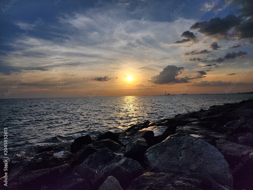 Fototapeta premium sunset over the sea at night