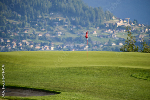 Canvastavla golf_green_flag_alpine_village_backdrop