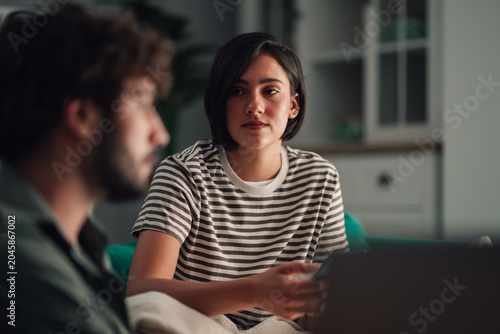 Foto Young woman engaging in a serious conversation with her partner, actively listen